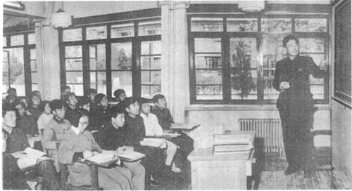 华罗庚正在玉泉路上课的这间教室后来改造成107机房 华罗庚正在玉泉路上课的这间教室后来改造成107机房